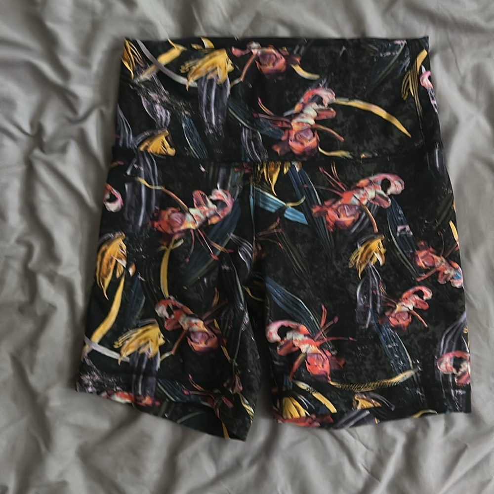 Size 6 Lululemon Wunder Train High-Rise Short 6” birds of paradise